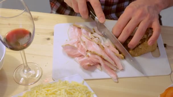 Muž maso uzené hrudí, ruce detail. Připravuje ingredience na pizzu. — Stock video