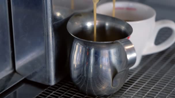 Espresso vierte a la jarra y la taza de la máquina de café . — Vídeos de Stock