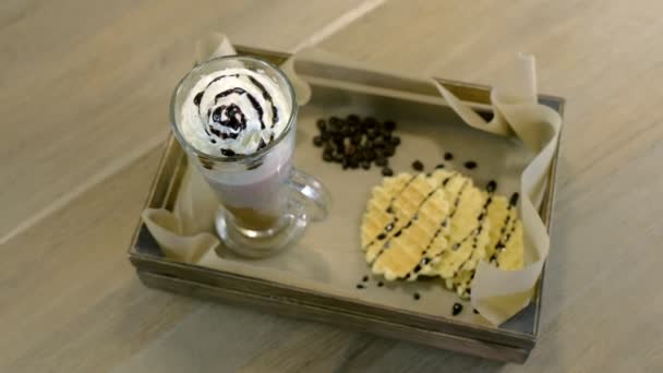 Café irlandais servi avec gaufres sur un plateau sur une table en bois . — Video