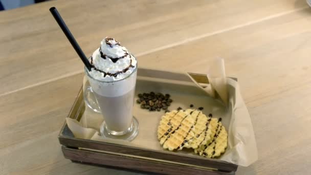 Irischer Kaffee serviert mit Waffeln auf einem Tablett auf einem Holztisch. — Stockvideo