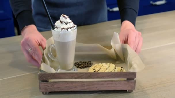 Barista gjort irländska kaffe och serveras det med våfflor på en bricka. Händer närbild. — Stockvideo