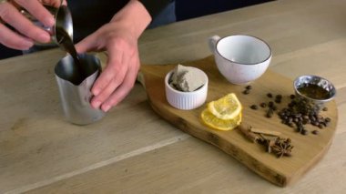 Barista espresso kahve, süt döker ve sürahi içine helva ekleyin. Helva ile kahve yapar. Eller yakın çekim.