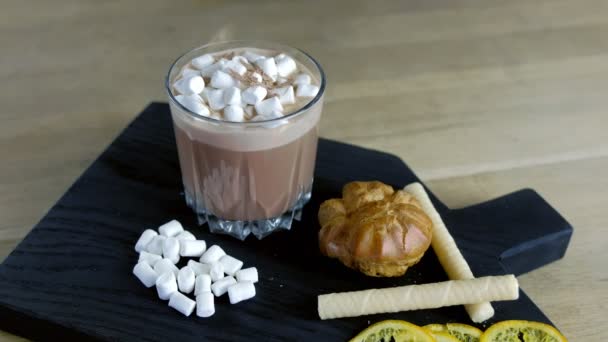 Barista hagelslag geraspte chocolade over cacao met marshmallow in rock glas. Het koken van cacao. Close-up weergave. — Stockvideo