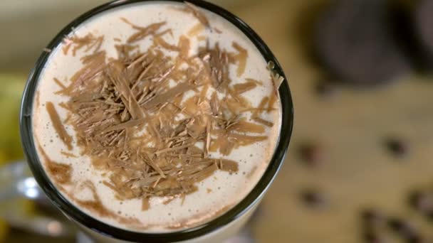 Ír kávé reszelt csokoládéval és szalmával. Közeli felülnézet. — Stock videók