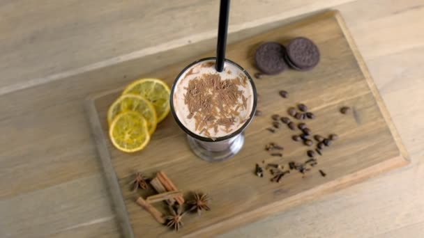 Irská káva podávaná na dřevěný tác s citronem, soubory cookie a kávová zrna. Pohled shora detail. — Stock video
