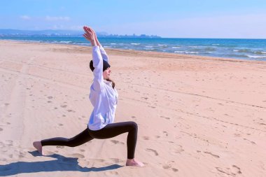 Kadın deniz kum plaj yoga eğitim spor egzersiz Yüksek Öğle Yemeği Pose yok.