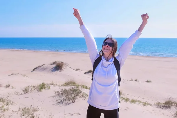 Lycklig flicka höjer armarna upp på Seaside Sand Beach Winner koncept på semester. — Stockfoto