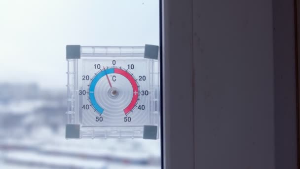 Thermometer am Fenster mit Minustemperatur im Winter. — Stockvideo