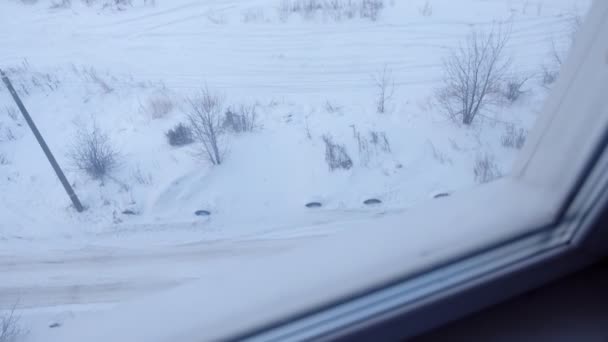 Widok z okna z wieżowców na podwórku, na ulicy w zimie. — Wideo stockowe