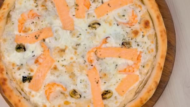 Pizza with seafood and cheese, close-up view. — Stock Video