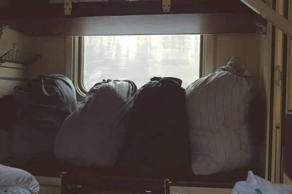 Сумки с грязным бельем в поезде на нижней полке в вагоне второго класса . — стоковое фото