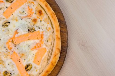 Deniz ürünleri ve peynir, yakından görmek pizza yarısı.