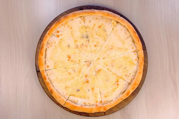 Pizza, sajt, pizza szeletelés fából készült táblán, felső kiadványról különböző. — Stock Fotó