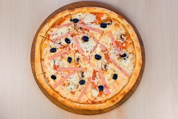 Pizza sonkával és sajttal fából készült táblán az asztalon. Közeli nézet. — Stock Fotó