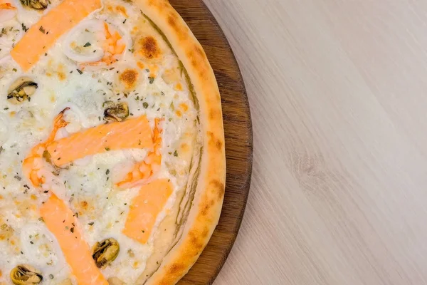 Halbe Pizza mit Meeresfrüchten und Käse, Nahsicht. — Stockfoto