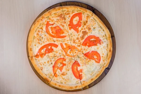 토마토와 나무 보드에 치즈 피자입니다. 상위 뷰. — 스톡 사진