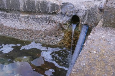 Kanalizasyon atıksuları, kimyasallarla kirli ve köpüklü, endüstriyel bir kanala endüstriyel deşarj.