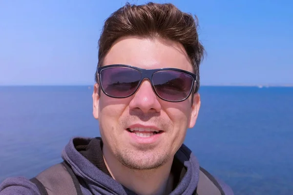 Man blogger Traveller in zonnebrillen selfie camera praat over vakantie op zee. — Stockfoto