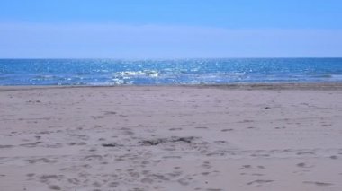 Adam deniz kum plaj sağlıklı aktif yaşam tarzı uygun acemi koşucu üzerinde koşu olduğunu.