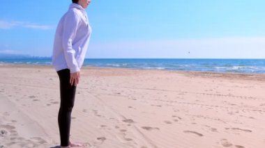 Kız eğitim deniz kum plaj fitness açık spor egzersizleri üzerinde tilts yok.