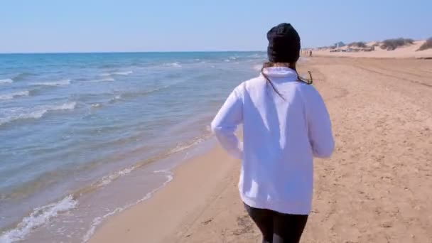 Barefooted nő kocogás a tengeri homok strand vissza a megtekintési oktató sport. — Stock videók