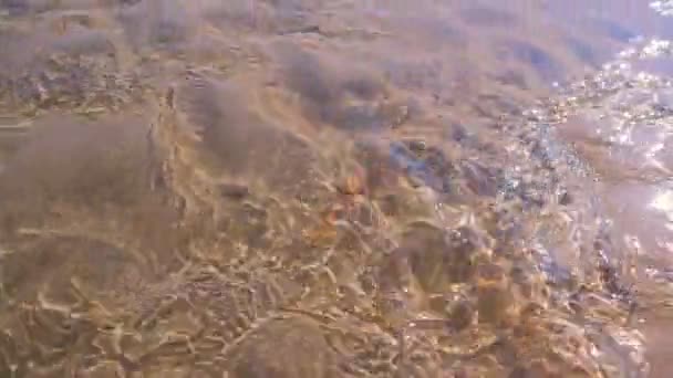 Eau peu profonde dans la rivière coulant sur le fond de sable soleil éblouissement à la surface de l'eau .