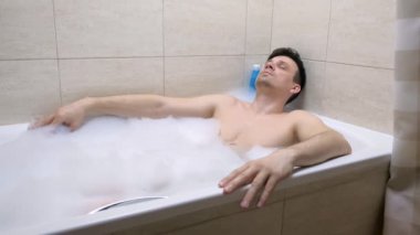 30s adam banyoda oturan, rahatlatıcı ve uykuya düşmek.