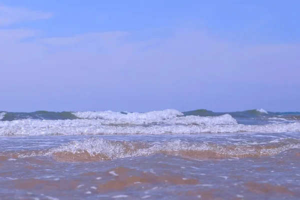 管の波で転がる巻き状の長い泡を持つ自然の背景の海景. — ストック写真