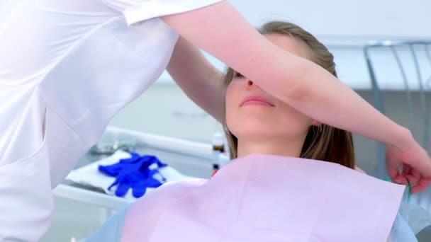 Enfermera dentista prepara paciente mujer a la cura de dientes en clínica de odontología . — Vídeos de Stock