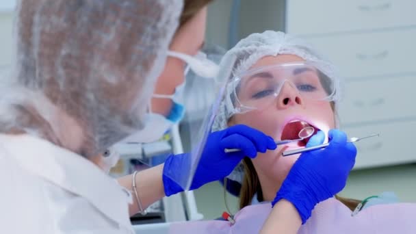 Retrato de mujer en examen preventivo de dentista en clínica de estomatología . — Vídeos de Stock