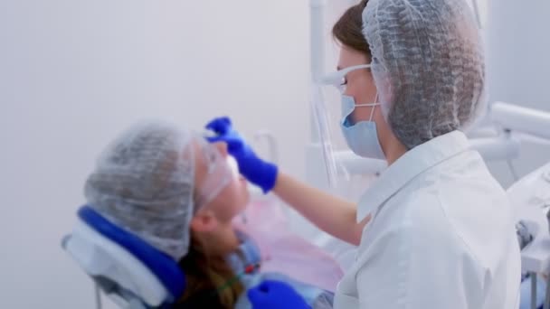 Salviette dentiste viso paziente donna con tovagliolo fare pulizia ad ultrasuoni in clinica . — Video Stock