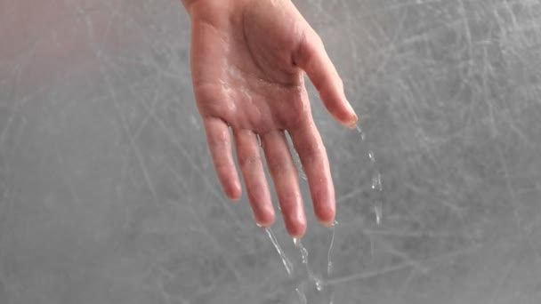 Vattnet rinner genom kvinnans hand. Hand närbild. — Stockvideo