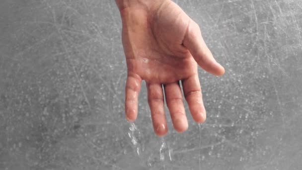 水が人の手を通って流れている。手クローズアップ. — ストック動画