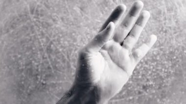 İnsan elinden su akıyor. Psikolojik sorunlar kavramı.