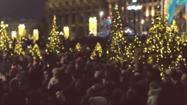 Noel ağaçları ve süslemeleri ile kalabalık kare. Bulanıklık.