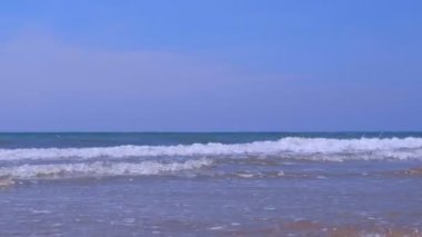 Güneşli bir günde fırtınalı denizde tüp dalgalar kıvırcık uzun köpüklü haddeleme ile Seascape.