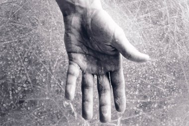 İnsan elinden su akıyor. Psikolojik sorunlar kavramı.