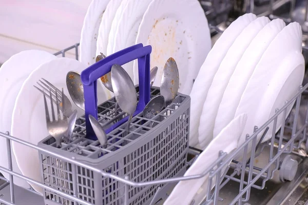 Білі брудні тарілки в посудомийній машині і запустити їх на кухні . — стокове фото