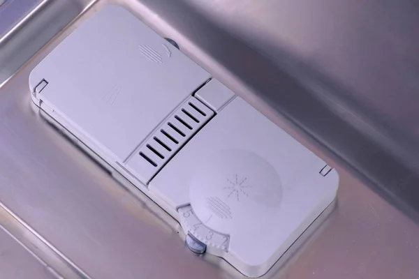 Tvättmedels tablett i automat fack i diskmaskin. — Stockfoto