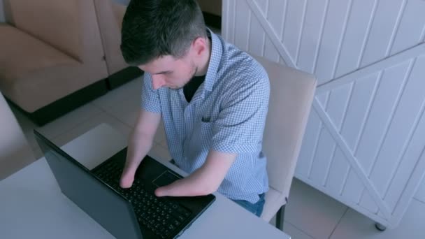 Kafede iki kütük eli ampütlü engelli sakat adam dizüstü bilgisayarda çalışıyor. — Stok video