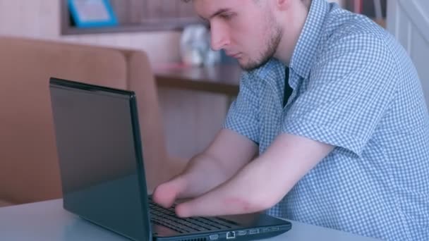 Ανάπηρος άνθρωπος με ακρωτηριασμένα δύο χέρια κούτσουρο πληκτρολόγηση εργασίας σε φορητό υπολογιστή στο καφέ. — Αρχείο Βίντεο
