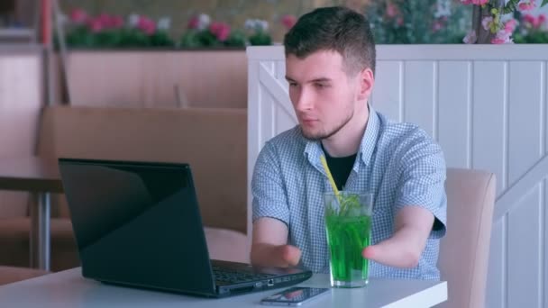 Hombre discapacitado con manos de muñón amputadas en las conversaciones de café en el chat de vídeo en el ordenador portátil . — Vídeo de stock