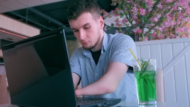 Behinderter Mann mit Stummelhänden arbeitet im Café an Laptop-Drinks. — Stockvideo