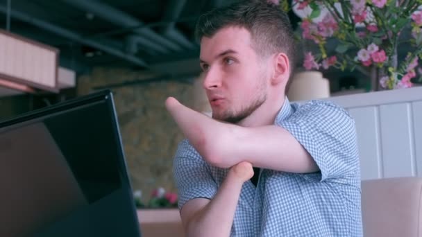 Dizüstü bilgisayarda görüntülü sohbet kafe görüşmelerde amputatlı kütük elleri ile engelli adam. — Stok video