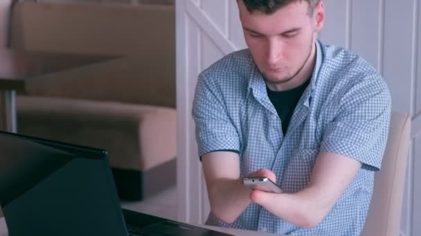 Homme handicapé avec deux mains moignon compose numéro parle sur téléphone mobile dans le café . — Video