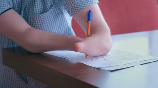 Gehandicapte man met twee geampuleerde stomp handen ondertekent documenten maakt papierwerk. — Stockvideo