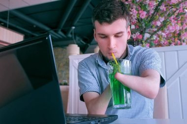 Kütük elleri engelli adam laptop içecekler kokteyl kafede çalışıyor.