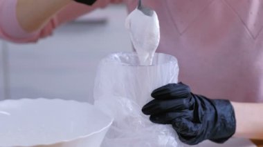 Kadınlar elleri kurabiye ve zencefilli evler dekorasyon için çantaşeker tatlı krema koymak. Pişirme ev yapımı zencefilli ev.