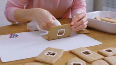 Womans eller şeker tatlı krema ile zencefilli ev tutkalları ayrıntıları olun. Pişirme ev yapımı zencefilli ev.