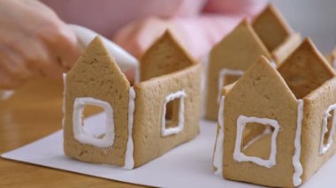 Womans eller zencefilli evler şeker tatlı krema ile ayrıntıları tutkallar olun. Pişirme ev yapımı zencefilli ev.